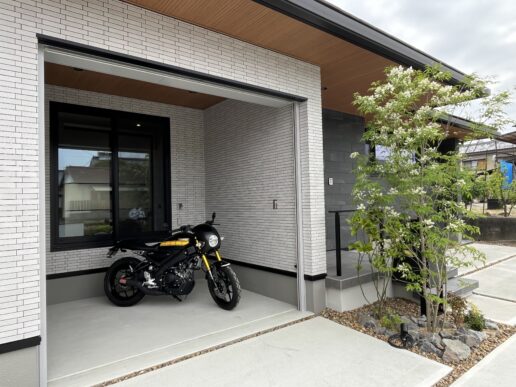 バイクや自転車など、大切な愛車を収納できるガレージ。雨の日でも大切な愛車が濡れずに、安心して保管できるのがうれしいポイントです。
