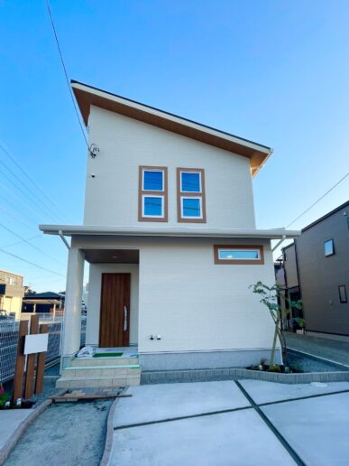 ダイナミックな片流れ屋根に、室内と同じ白×木目で統一された外観デザイン。