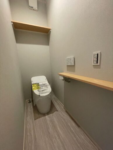 毎日使うトイレはシンプルで清潔感のある空間に。