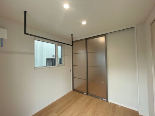 日当たりの良い部屋にアイアンバーを設置し、室内干しスペースにとしても。