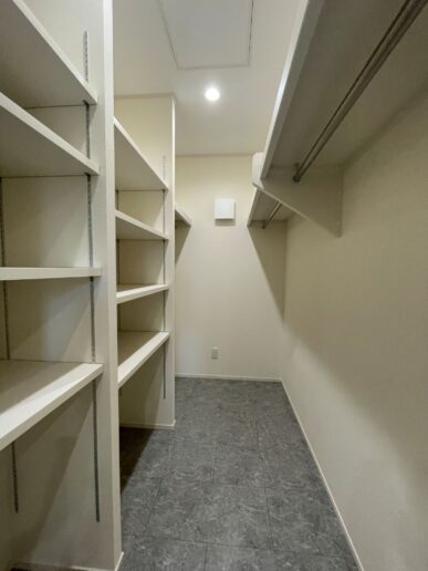 大容量の収納の一部は、可動棚にすることで置くものに合わせて高さを調整できて利便性UP。