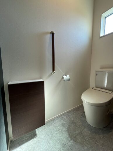 トイレットペーパーや掃除道具用の収納があるので、トイレもスッキリ。