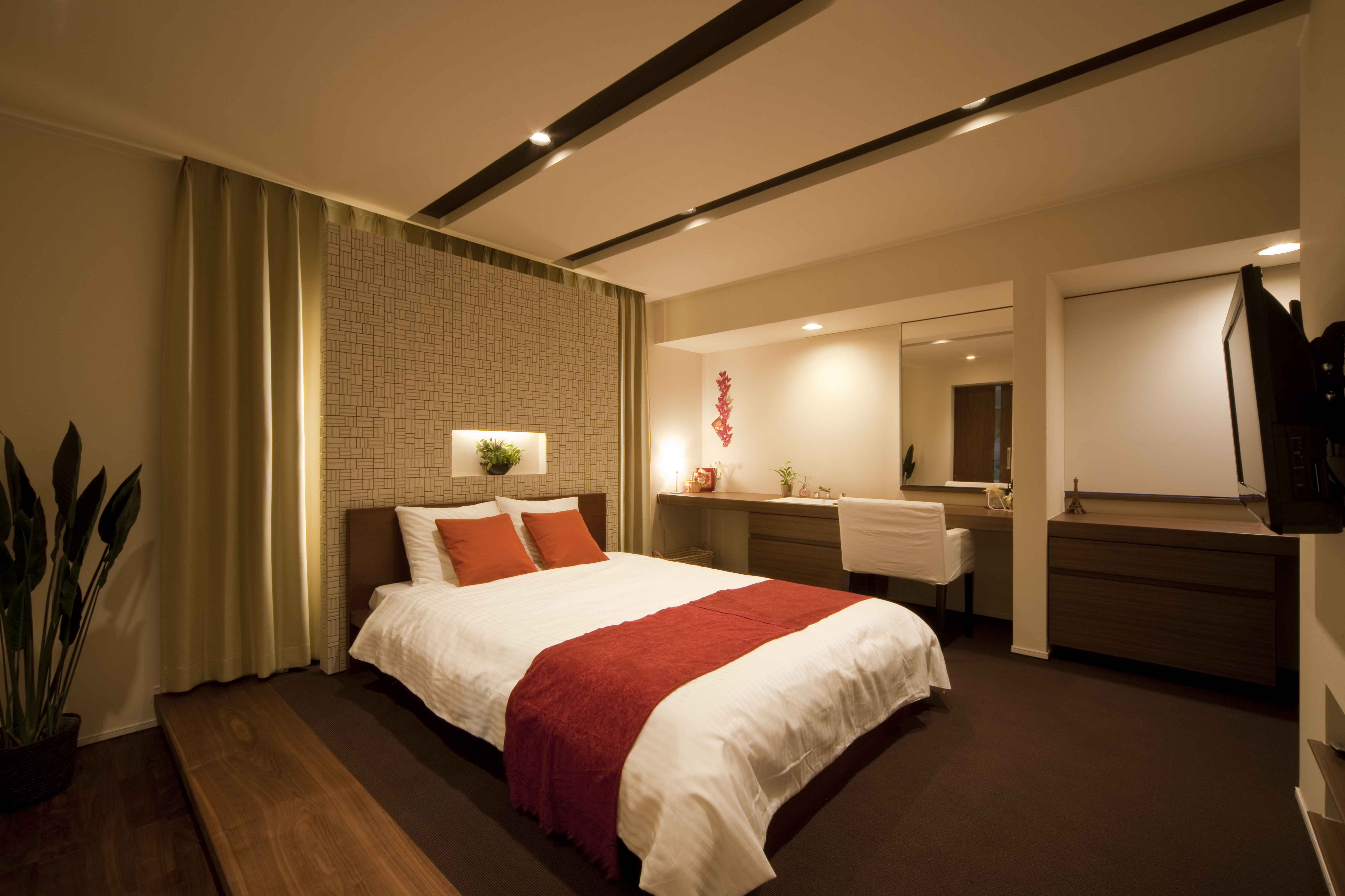 ヒノキのリラクゼーション効果でゆっくりと休める寝室、テーマはリゾートホテルです。
